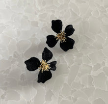 画像をギャラリービューアに読み込む, ブラックフラワーピアス|Novedad.(ノベダ)