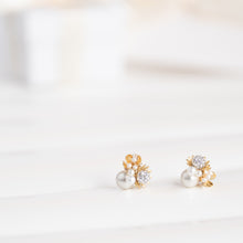 画像をギャラリービューアに読み込む, クリスタルガラスパヴェ×淡水パールの花びらのピアス|BLANCHE NEIGE(ブランシュネージュ)