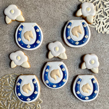 画像をギャラリービューアに読み込む, 幸運を呼ぶ馬蹄と白椿のアイシングクッキーセット|sumirecookies(スミレクッキーズ)