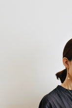 画像をギャラリービューアに読み込む, 赤い天然石ガーネット シングルピアス|bis.(ビス)