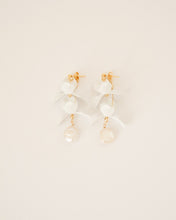 画像をギャラリービューアに読み込む, white flower petal|felice(フェリーチェ)