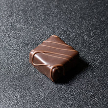 画像をギャラリービューアに読み込む, 木箱入りオランジェット&ポンムとボンボンショコラ3個セット|アントワーヌ・カレーム