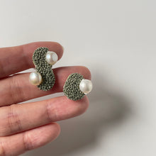 画像をギャラリービューアに読み込む, unbalance.刺繍ピアス.刺繍イヤリング|cheese(チーズ)