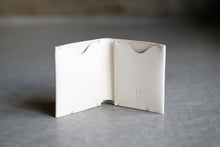 画像をギャラリービューアに読み込む, 削ぎ落とした職人仕立ての折財布〈LOCUS-SW〉|Has(ハズ)