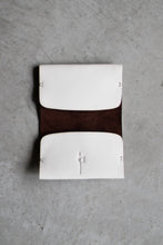 画像をギャラリービューアに読み込む, 革の質感まで“印象”になる名刺入れ〈UNUS-C〉|Has(ハズ)