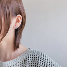 画像をギャラリービューアに読み込む, 赤いお花×チェック イヤリング|slowly&starry(スローリーアンドスターリー)
