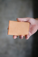 画像をギャラリービューアに読み込む, 革の質感まで“印象”になる名刺入れ〈UNUS-C〉|Has(ハズ)