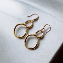 画像をギャラリービューアに読み込む, 柔らかな光|ダブルリングのニュアンス耳飾り|Une(ウーネ)