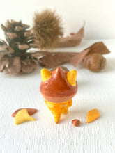 画像をギャラリービューアに読み込む, 栗をかぶった猫さん~黄トラ~|手ノヒラ堂(テノヒラドウ)