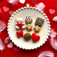 画像をギャラリービューアに読み込む, ~真っ白テディVer~バレンタイン缶 バレンタイン2026|ケーキ工房 アンドンカフェ(ケーキコウボウ アンドンカフェ)