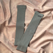 画像をギャラリービューアに読み込む, 日本製 超極細シルク レッグウォーマー チャコールグレー|Coco Sharqi Japan(ココシャルキ)