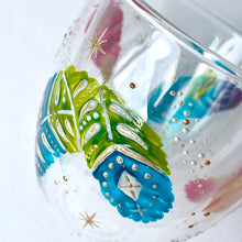 画像をギャラリービューアに読み込む, カラフルなフェザーが舞う-Wウォールグラス|RYUEN(リュウエン)