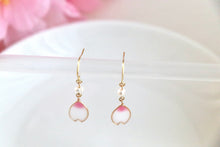 画像をギャラリービューアに読み込む, 桜の花びらと淡水パールのピアス.イヤリング(白)|Lab407(ラボヨンマルナナ)