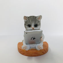 画像をギャラリービューアに読み込む, タブレットを見るサバトラ白猫 スマホスタンド|WooBia(ウービア)