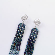 画像をギャラリービューアに読み込む, ミッドナイトブルー 夜空の一番星 揺れるロングビーズフリンジピアス 【シルバー925 ピアスポスト】 |Ahki Beadwork(アーキービーズワーク)