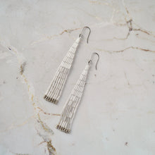 画像をギャラリービューアに読み込む, シルバーのロングビーズフリンジピアス / イヤリング |Ahki Beadwork(アーキービーズワーク)