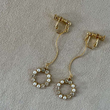 画像をギャラリービューアに読み込む, 【イヤリング】揺れるニュアンスロングデザイン ヴィンテージガラスとパールのフープモチーフイヤリング|ERIKOART(エリコアート)