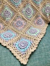 画像をギャラリービューアに読み込む, お花モチーフの柔らか膝掛け|M'S CROCHET(エムズクロシェット)