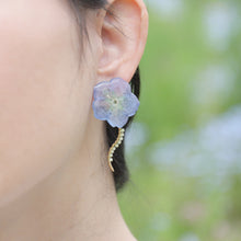 画像をギャラリービューアに読み込む, 本物のネモフィラとペリドットの揺れるピアス/イヤリング|FT2 works(エフティーツーワークス)