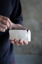 画像をギャラリービューアに読み込む, 革の質感まで“印象”になる名刺入れ〈UNUS-C〉|Has(ハズ)