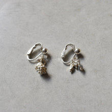 画像をギャラリービューアに読み込む, お花のカレンシルバーと天然石のイヤリング|YEAH.JAPAN(イエアジャパン)