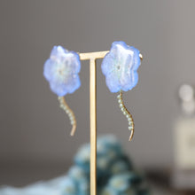 画像をギャラリービューアに読み込む, 本物のネモフィラとペリドットの揺れるピアス/イヤリング|FT2 works(エフティーツーワークス)