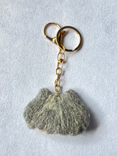 画像をギャラリービューアに読み込む, ふわふわ長毛猫ストラップ(Mサイズ)|手作り羊毛フェルト(白グレー)ハチワレ|たろじろ