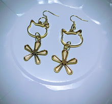 画像をギャラリービューアに読み込む, 猫耳カットと透き通るオレンジの花モチーフピアス|mimine(ミミンヌ)