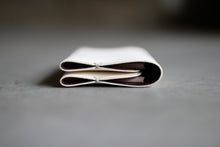 画像をギャラリービューアに読み込む, 革の質感まで“印象”になる名刺入れ〈UNUS-C〉|Has(ハズ)