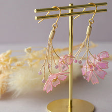 画像をギャラリービューアに読み込む, 秋桜(コスモス)とピンクサファイアのピアス(イヤリング)|s.o.f.i. (ソフィー)