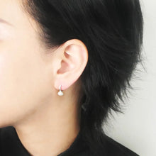 画像をギャラリービューアに読み込む, パール ハギーピアス(シルバー925)|SMUK(スムーク)