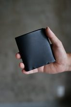画像をギャラリービューアに読み込む, 削ぎ落とした職人仕立ての折財布〈LOCUS-SW〉|Has(ハズ)