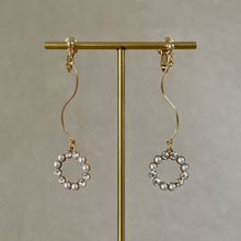 画像をギャラリービューアに読み込む, 【イヤリング】揺れるニュアンスロングデザイン ヴィンテージガラスとパールのフープモチーフイヤリング|ERIKOART(エリコアート)