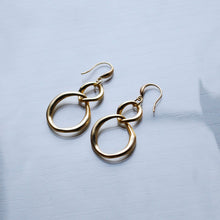 画像をギャラリービューアに読み込む, 柔らかな光|ダブルリングのニュアンス耳飾り|Une(ウーネ)