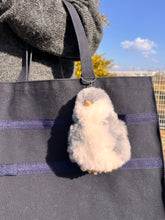 画像をギャラリービューアに読み込む, ベビーアルパカの天然皮革 ペンギン ぬいぐるみチャーム|ペルー職人手仕事・一点もの