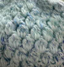 画像をギャラリービューアに読み込む, 薄紫のガーベラ付き空色がま口ポーチ|M'S CROCHET(エムズクロシェット)