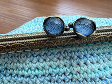 画像をギャラリービューアに読み込む, グラデーションブルーポーチ ガーベラ付き|M'S CROCHET(エムズクロシェット)