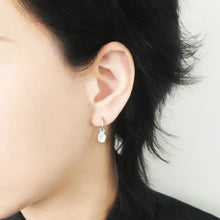 画像をギャラリービューアに読み込む, マザーオブパール ワンタッチ ダングル ピアス(シルバー925/ロジウムプレーティング)|SMUK(スムーク)