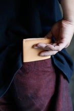 画像をギャラリービューアに読み込む, 削ぎ落とした職人仕立ての折財布〈LOCUS-SW〉|Has(ハズ)