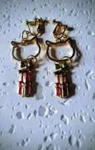 画像をギャラリービューアに読み込む, 猫耳カットと赤と緑のプレゼントモチーフのイヤリング|mimine(ミミンヌ)