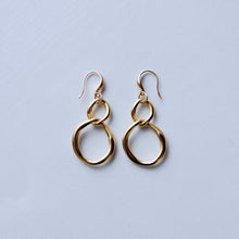 画像をギャラリービューアに読み込む, 柔らかな光|ダブルリングのニュアンス耳飾り|Une(ウーネ)