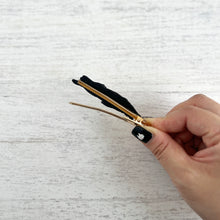 画像をギャラリービューアに読み込む, へそ天で眠るネコ・殿の髪飾り|maltamarie(マルタマリエ)