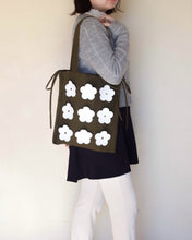 画像をギャラリービューアに読み込む, Rugby ball bag<Leather Flower motif>|Cherry on top(チェリーオントップ)