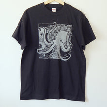 画像をギャラリービューアに読み込む, 旅するタコ Tシャツ|aosansyo(アオサンショウ)