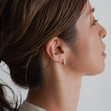 画像をギャラリービューアに読み込む, キラキラパヴェボールとツヤツヤゴールドボールのコンビイヤリング|BLANCHE NEIGE(ブランシュネージュ)