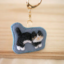画像をギャラリービューアに読み込む, 和み猫のキーホルダー はちわれ まるのび|Little Plum(リトルプラム)