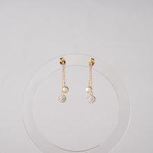 画像をギャラリービューアに読み込む, 耳元でチラっと揺れる上質なサクランボ。パヴェボールとパールの相性ばっちりコンビのピアス|BLANCHE NEIGE(ブランシュネージュ)