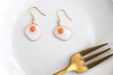 画像をギャラリービューアに読み込む, ぷっくりツヤツヤ目玉焼きピアス.イヤリング ミニチュア Sunny-side up|Lab407(ラボヨンマルナナ)
