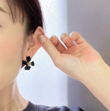 画像をギャラリービューアに読み込む, ブラックフラワーピアス|Novedad.(ノベダ)