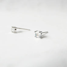 画像をギャラリービューアに読み込む, ムーンストーン スタッドピアス(シルバー925/ロジウムプレーティング)|SMUK(スムーク)